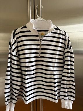 Fun black and white zip front sweatshirt size XL